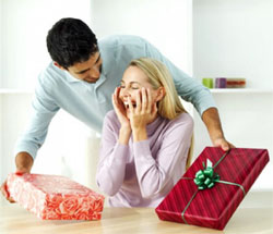 мужчина делает подарок девушке